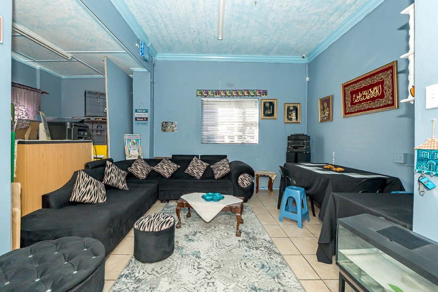 5 Bedroom Property for Sale in Wynberg Upper Western Cape